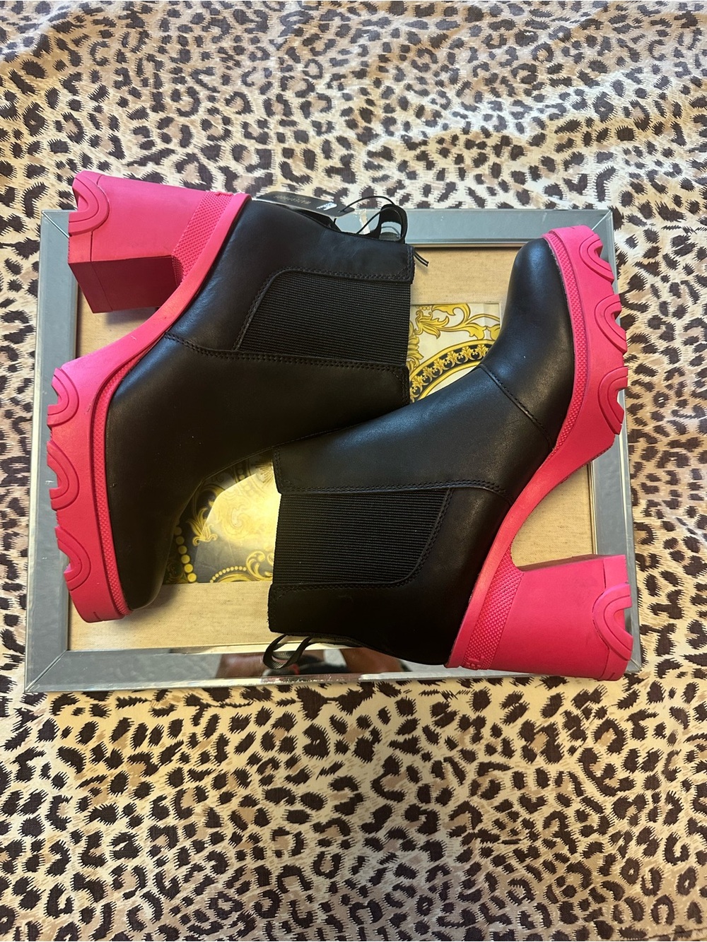 New Sorel Black Ankle Chelsea Boots with Pink Soles